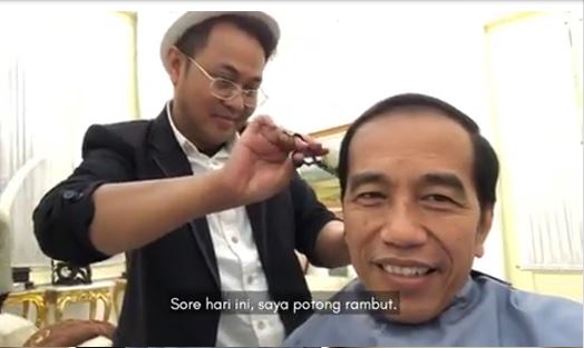Jokowi merekam aktivitasnya saat cukur rambut. (Foto: Instagram Jokowi)