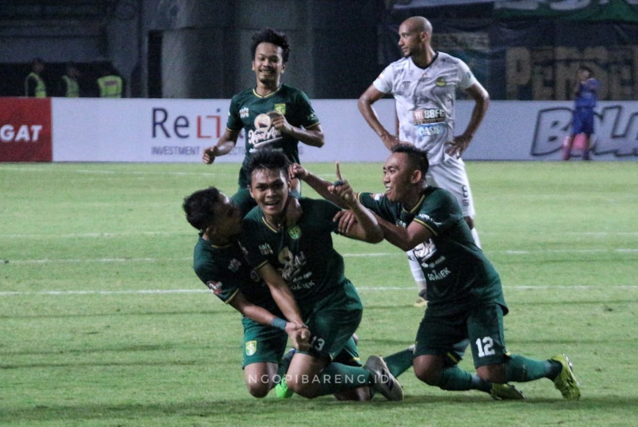 Para pemain Persebaya merayakan gol yang dicetak Rachmat Irianto. (Foto: Haris/ngopibareng.id)