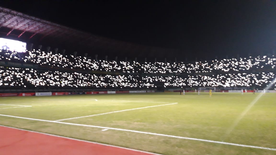 Lampu Stadion Gelora Bung Tomo, Surabaya sempat padam saat Persebaya menjamu PS Tira Persikabo. (Foto: Haris/ngopibareng.id)