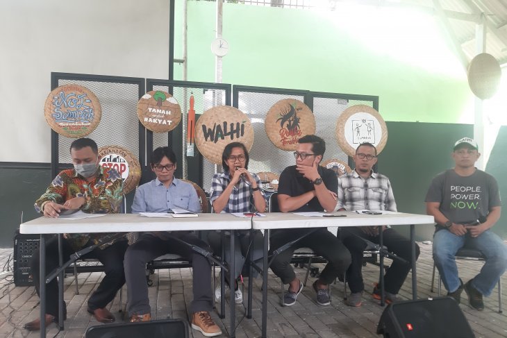 Direktur Nasional organisasi Wahana Lingkungan Hidup Indonesia (Walhi) Nur Hidayati memberi keterangan dalam konferensi pers di Kantor Nasional Walhi di Jakarta Selatan, Minggu, 21 Juli 2019. (Foto: Antara)