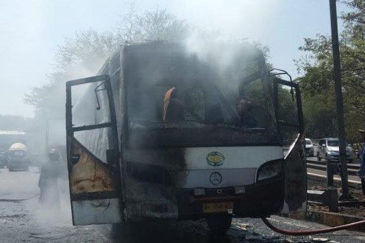 Bangkai bus yang terbakar di Tol Sidoarjo. 