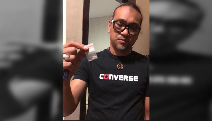 Jan July Sambiran, suami komedian Nunung, memperlihatkan barang bukti narkotika jenis sabu-sabu, saat penangkapan di rumahnya, di kawasan Tebet, Jakarta Selatan, pada Jumat 19 Juli 2019.