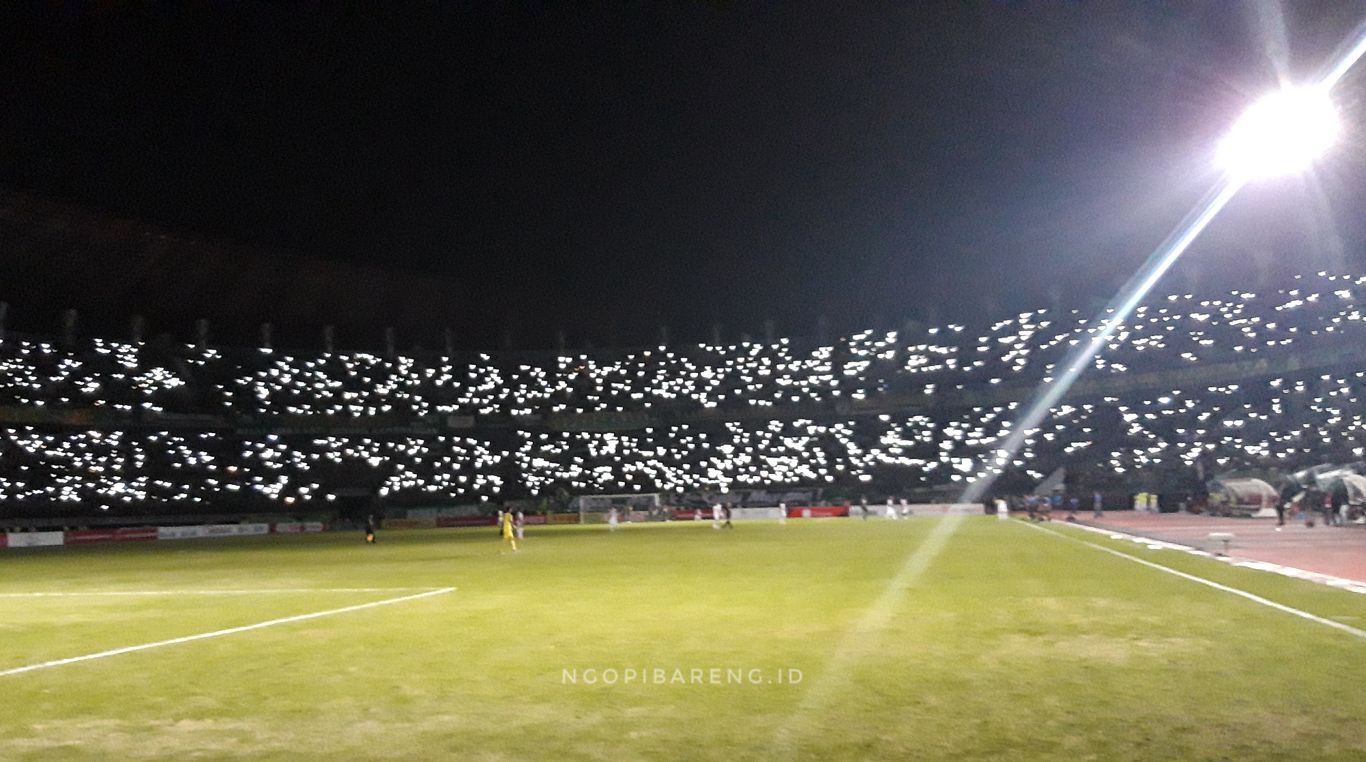Lampu sorot stadion GBT sempat mati saat laga babak kedua Persebaya vs Tira Persikabo. (Foto: Haris/ngopibareng.id)