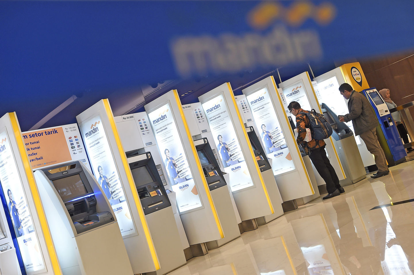 Ilustrasi nasabah Bank Mandiri mengambil uang di ATM. (Foto: Dok/Antara)
