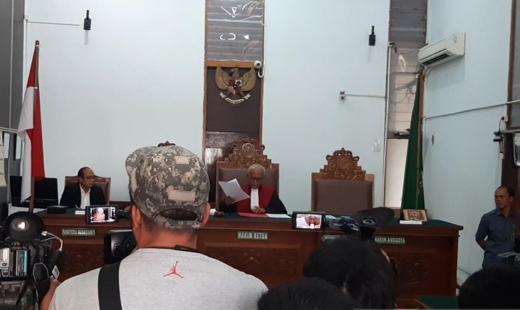 Suasana ruang persidangan praperadilan tersangka kasus dugaan kepemilikan senjata api ilegal Kivlan Zen di Pengadilan Negeri Jakarta Selatan, Senin 8 Juli 2019. (Foto: Antara/Prisca Triferna/)