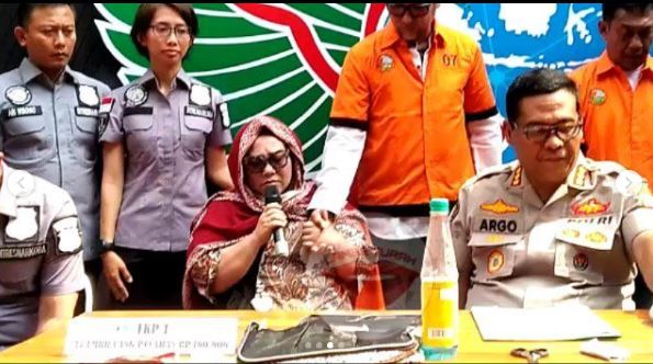 Komedian Nunung dan suami, July Jan Sambiran, muncul pertama kali di hadapan media saat rilis kasus di Mapolda Metro Jaya, Jl Jenderal Sudirman, Jakarta, Senin 22 Juli 2019.