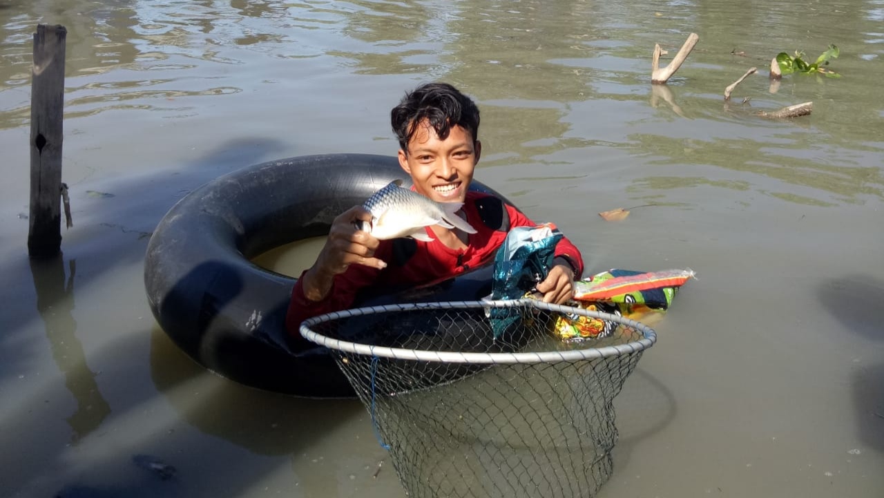 Warga mencari ikan mati massal di Kali Surabaya, Senin 22 Juli 2019. (Foto: Dok. Ecoton) 