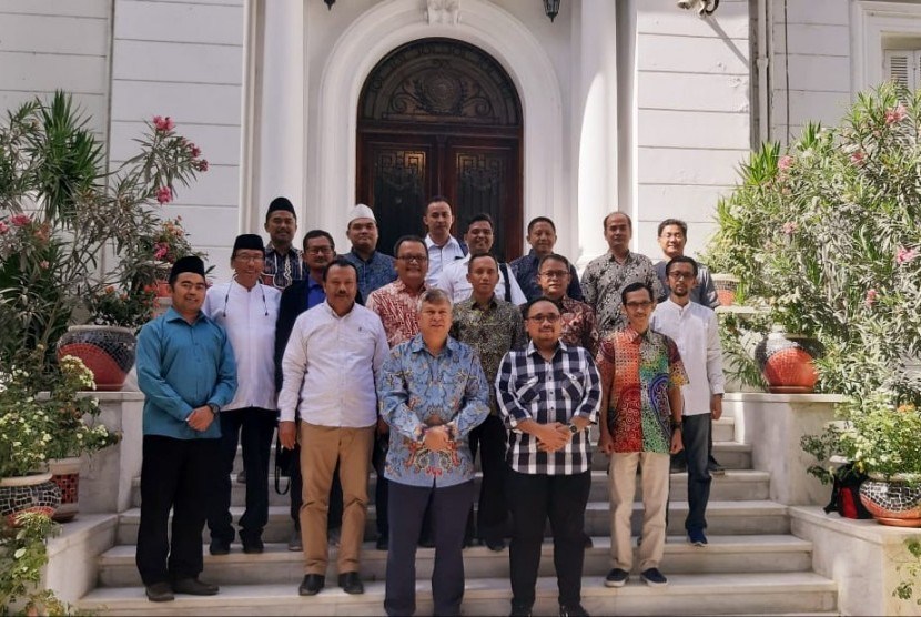 Ketua Umum PP GP Ansor Yaqut Cholil Qoumas didampingi jajaran pimpinan pusat foto bersama dengan Dubes Mesir untuo Indonesia Helmy Fauzy, di Wisma Duta KBRI Kairo, 19 Juli 2019.