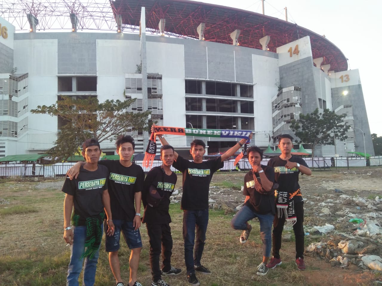 Ahmad Oblo, dua dari kiri. foto saat sebelum memasuki stadion Gelora Bung Tomo.