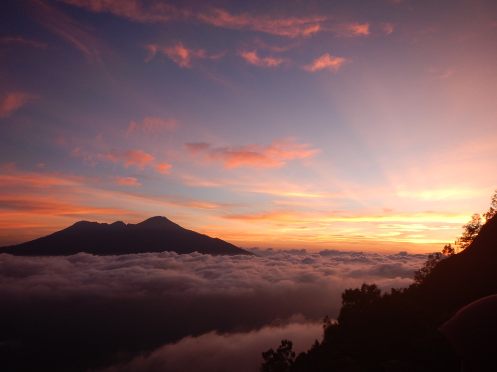 Ilustrasi Sunrise di Gunung Panderman