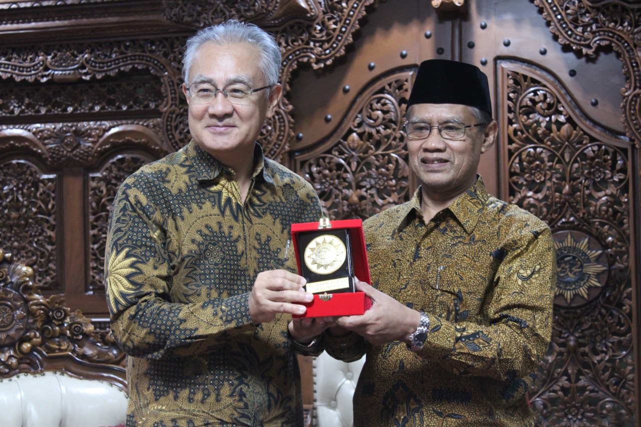 Ketua Umum Pimpinan Pusat Muhammadiyah Haedar Nashir dan Duta Besar Jepang untuk Republik Indonesia Masafumi Ishii. (Foto: md/ngopibareng.id)
