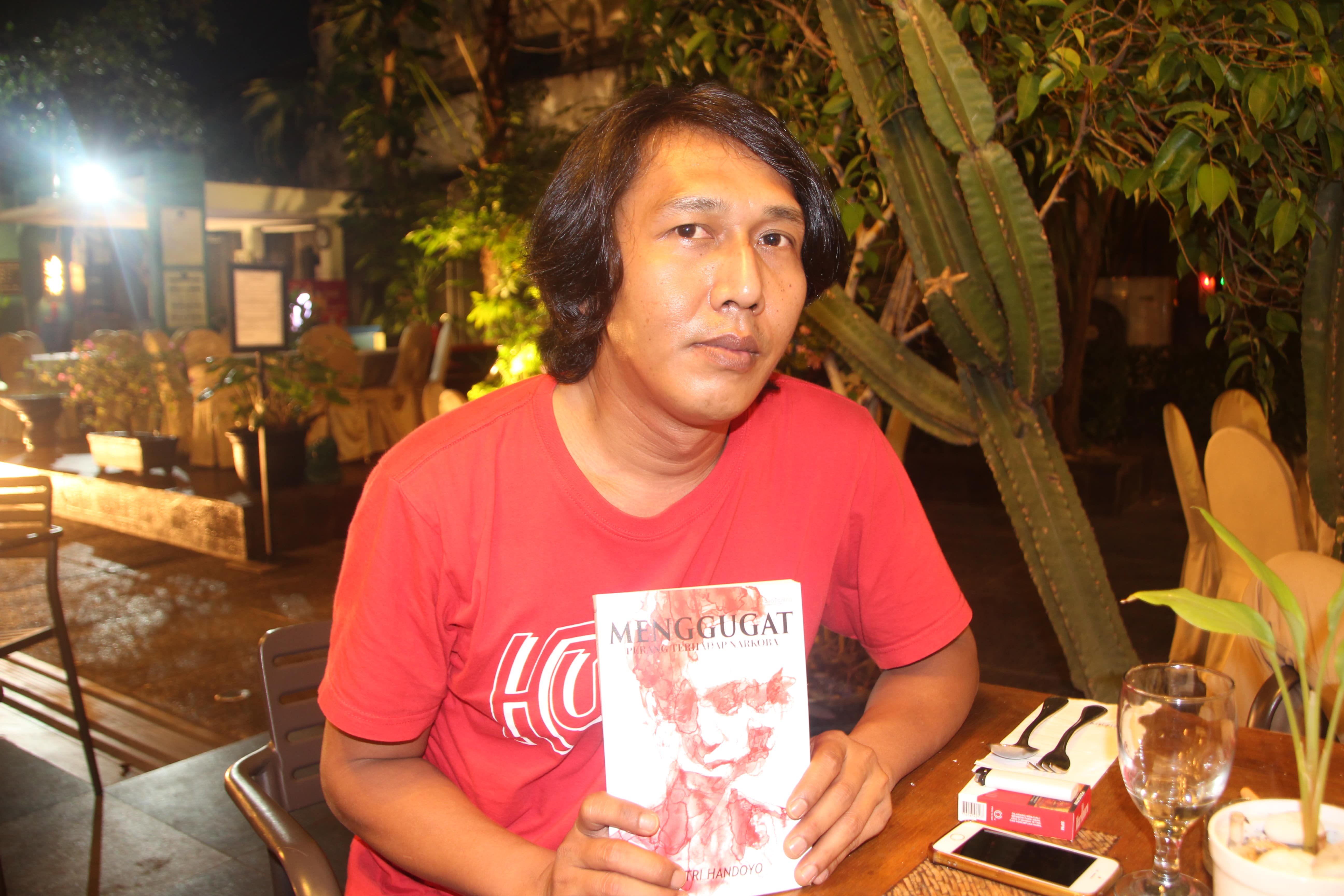 Patri Handoyo penulis buku Menggugat Perang Terhadap Narkoba. (Foto: Faiq/ngopibareng.id)
