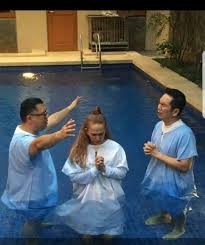 Viral foto Kiki Fatmala diduga menjalani proses baptis tersebar di media sosial.