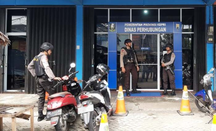 Kantor Dinas Perhubungan Provinsi Kepri dijaga aparat keamanan saat digeledah KPK, Selasa pagi. (Foto:Antara)