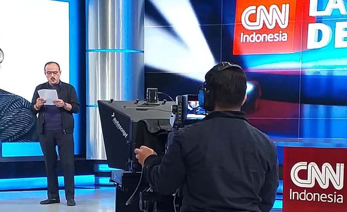 Erros Djarot  saat membacakan lagu rindunya buat Arswendo di studio CNN-TV Indonesia di Jakarta, Senin malam. (Foto:anis)