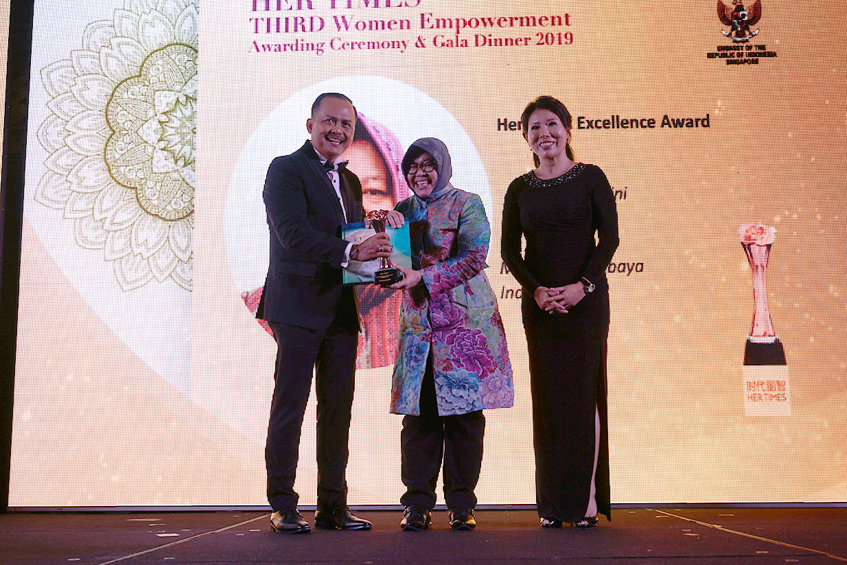 Risma saat menerima penghargaan di Singapura.(Foto: dok. humas Pemkot)