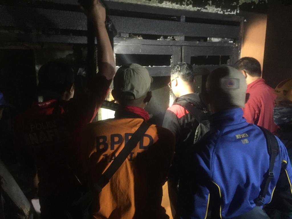 Tim Evakuasi saat berusaha melakukan pemadaman dan penyelamatan di rumah korban Jalan Hasanudin nomor 35 A RT 02 RW 05 Dusun Jeding desa Junrejo Kecamatan Junrejo Kota Batu (dok:foto istimewa)
