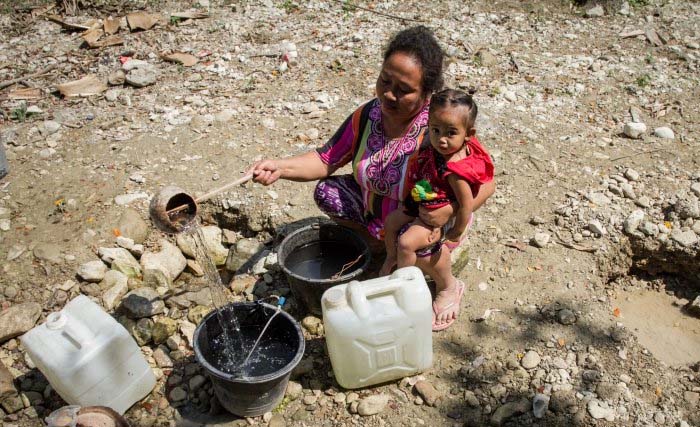 Seorang ibu dengan menggendong anaknya mencari air di padang kering, di Kabupaten Flores Timur, NTT, Senin lalu. (Foto:Antara)