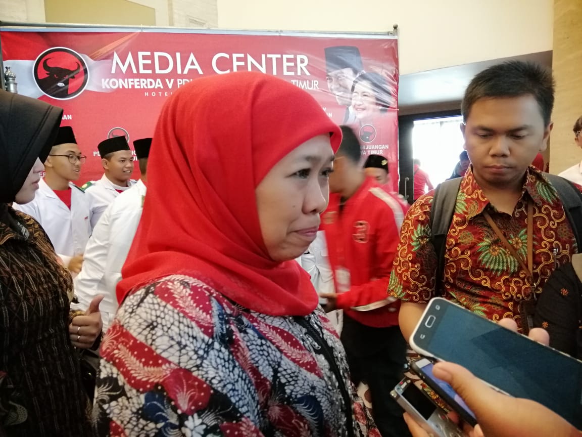 Gubernur Jawa Timur Khofifah Indar Parawansa memberikan keterangan usai hadir dalam konferda PDIP Jawa Timur. (Foto: faiq/ngopibareng.id)