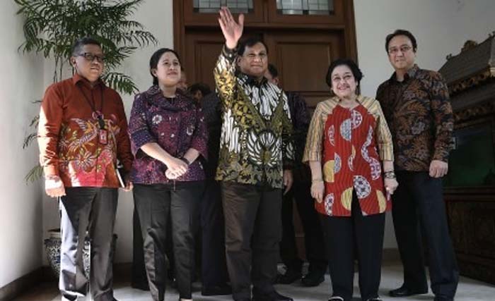 Megawati bersama Prabowo, diapit Prananda dan Puan Maharani serta Hasto Kristiyanto. (Foto:Antara)