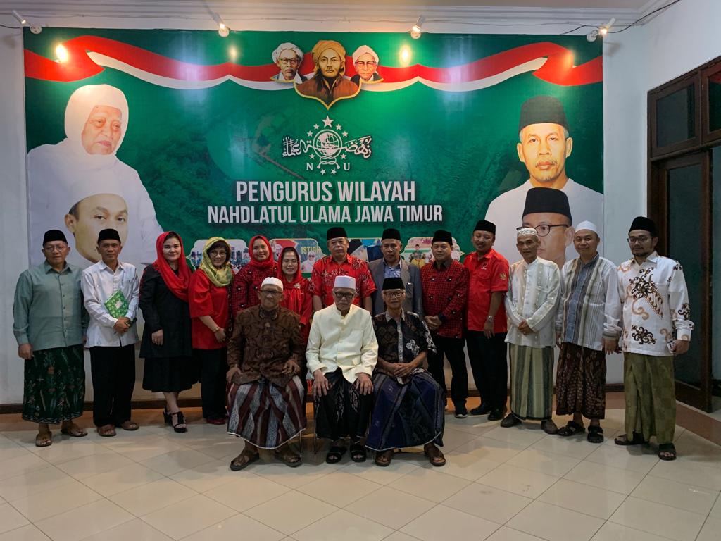 Para kiai dan Ketua PWNU Jatim KH Marzuki Mustamar bersama para kader PDIP Jawa Timur. (Foto: nu for ngopibareng.id)