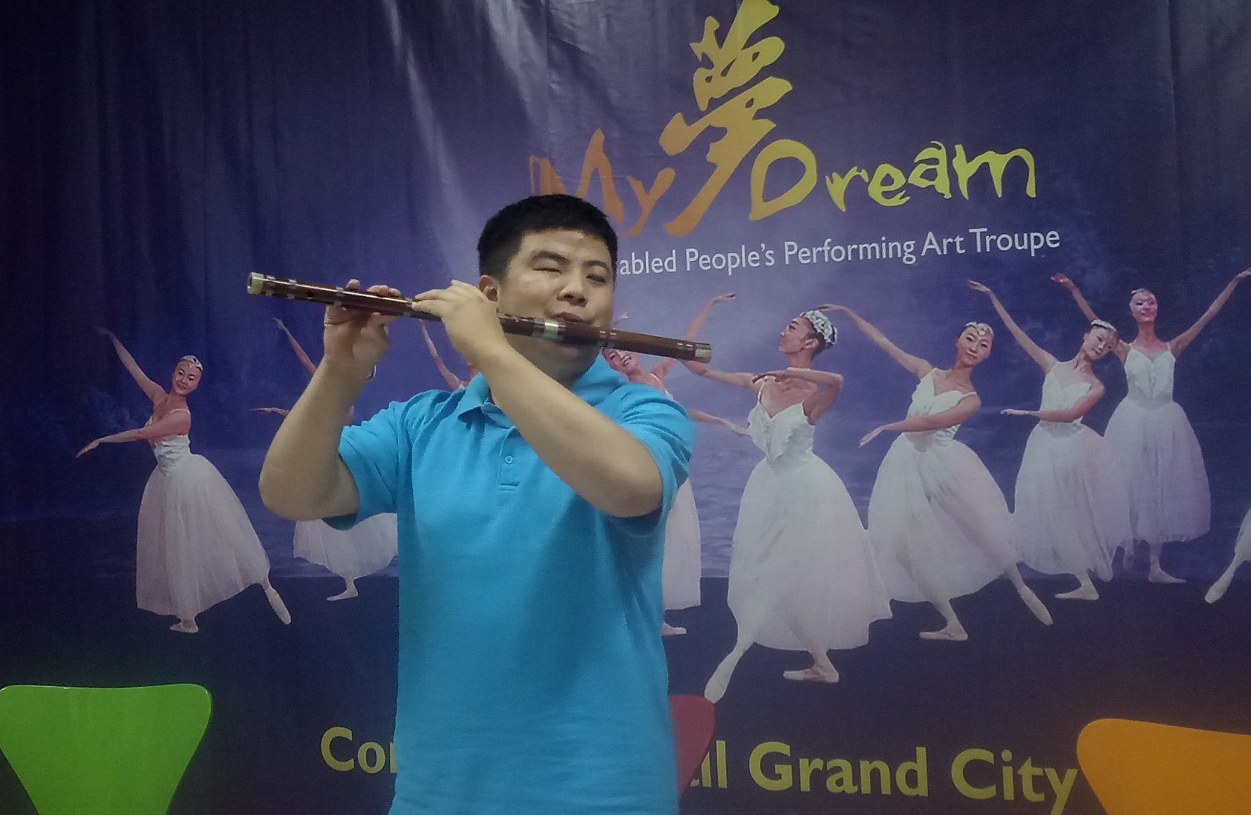 Tan Wei Hai salah satu difabel dengan tuna netra yang akan tampil dalam pertunjukan 'My Dream' di Surabaya.  (Foto: Pita/ngopibareng.id)