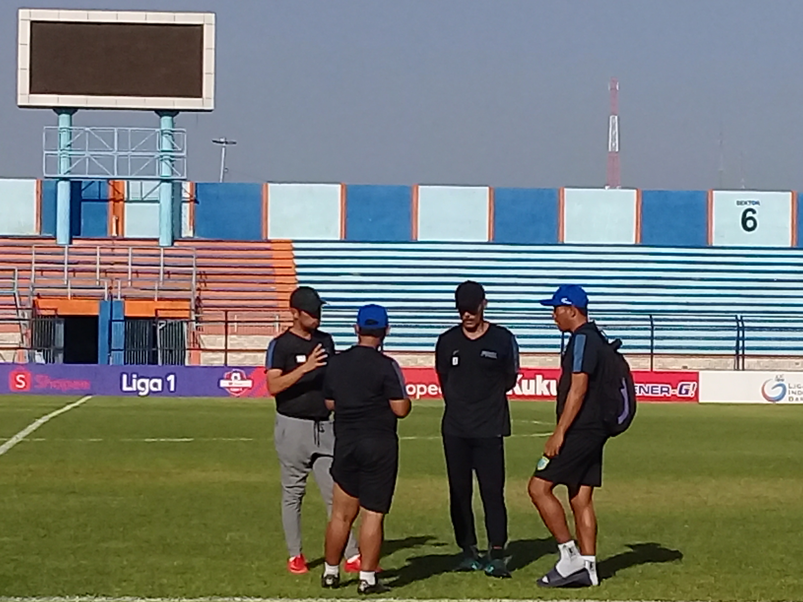 Nil Maizar berdiskusi dengan jajaran staff pelatih Persela. (Foto: Nasih/ngopibareng.id)