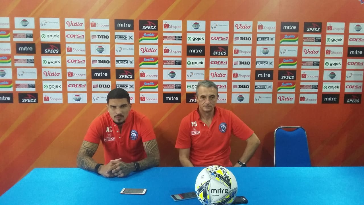 Bek Arema FC, Arthur Cunha da Rocca (kiri) dan Pelatih Kepala Arema FC, Milomir Seslija (kanan) saat memberikan konferensi pers di Kantor Arema FC (Foto: Theo/@ngopibareng.id)