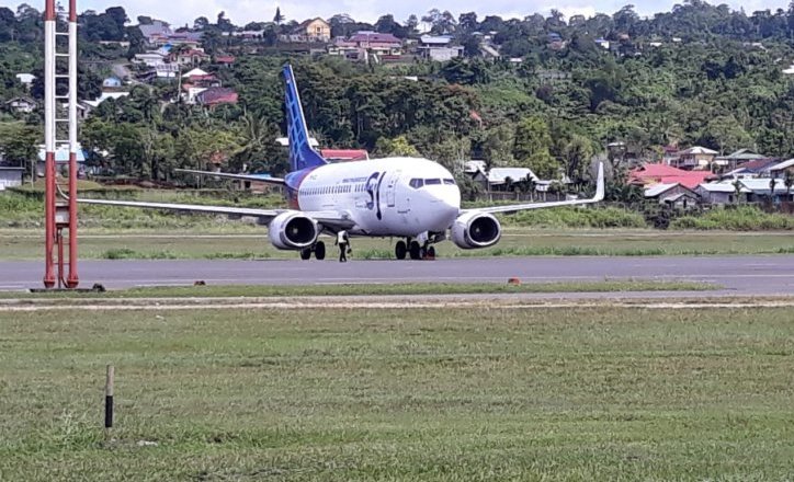  Pesawat Sriwijaya Air mengalami masalah teknis dan dilakukan perbaikan di Bandara Rendani Manokwari, Papua Barat, Kamis 25 Juli 2019. (Foto: Antara/Toyiban)