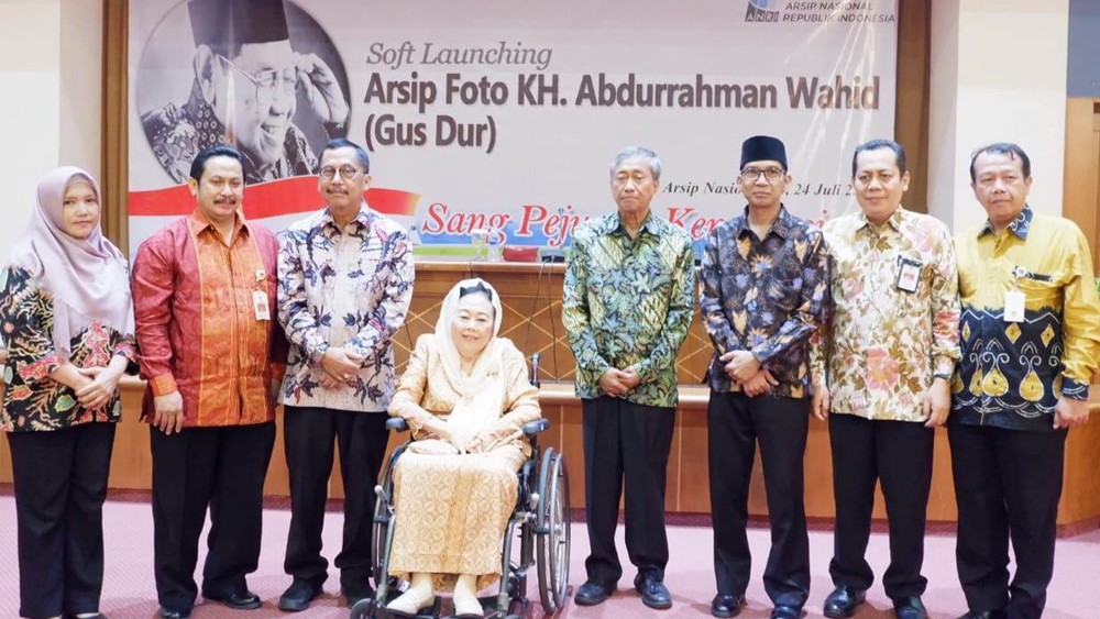 Ny Sinta Nuriyah Abdurrahman Wahid bersama para karyawan ANRI, Jakarta. (Foto: ist/ngopibareng.id)