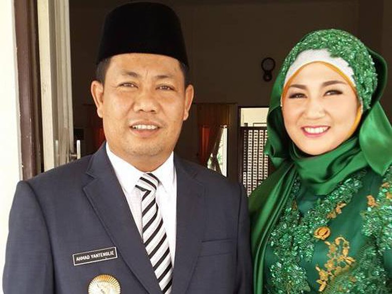 Kemesraan mantan Bupati Katingan Ahmad Yantenglie dan istri Endang Susilawatie. (Foto: Facebook/Endang Susilawatie)