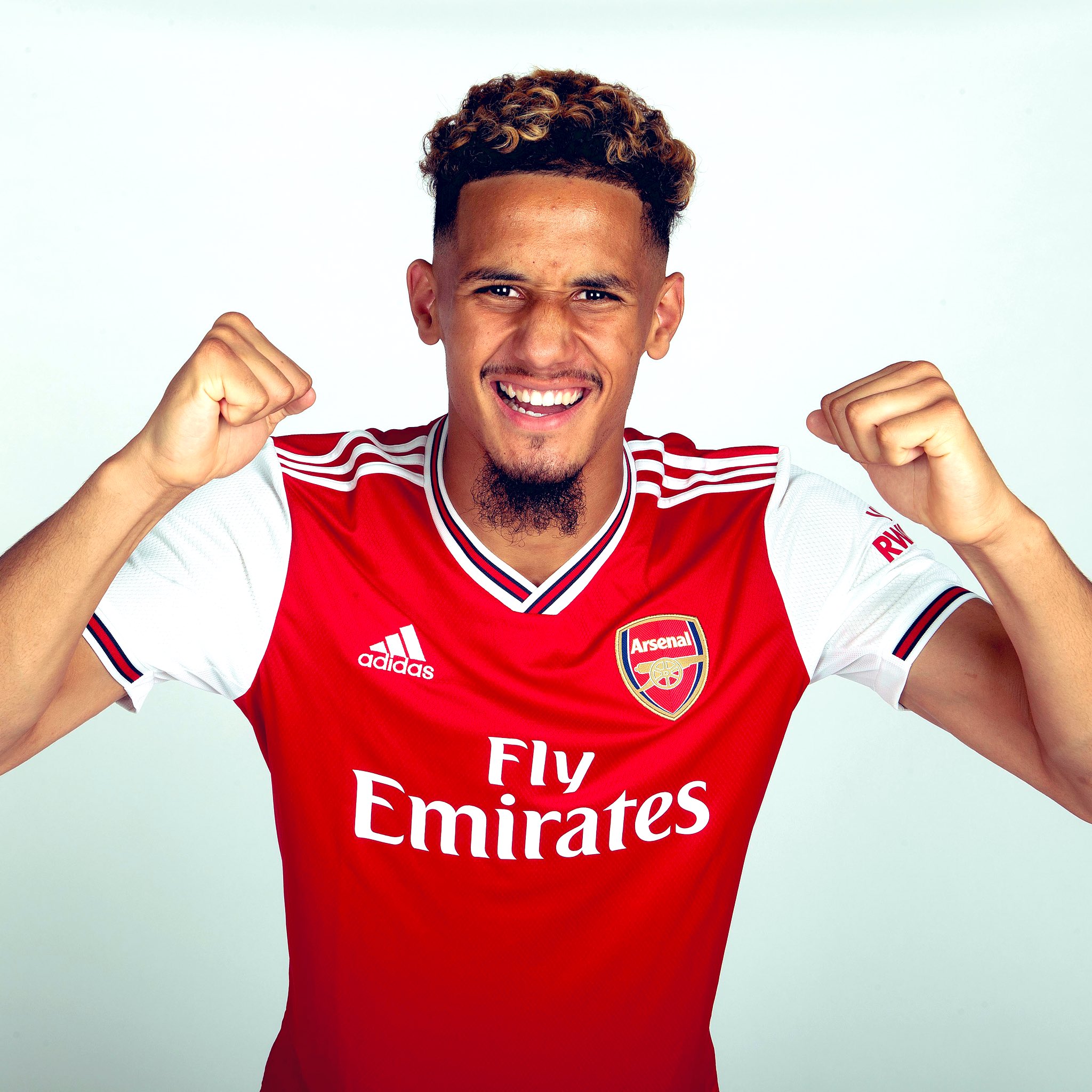 William Saliba bangga bisa bergabung dengan Arsenal. (Foto: Twitter/@Arsenal)