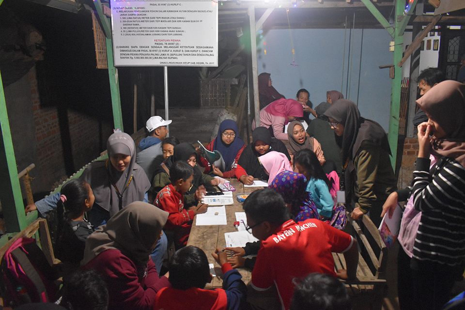 Kegiatan belajar bersama anak-anak Dusun Sekar Putih, Kabupaten Kediri, Jawa Timur.