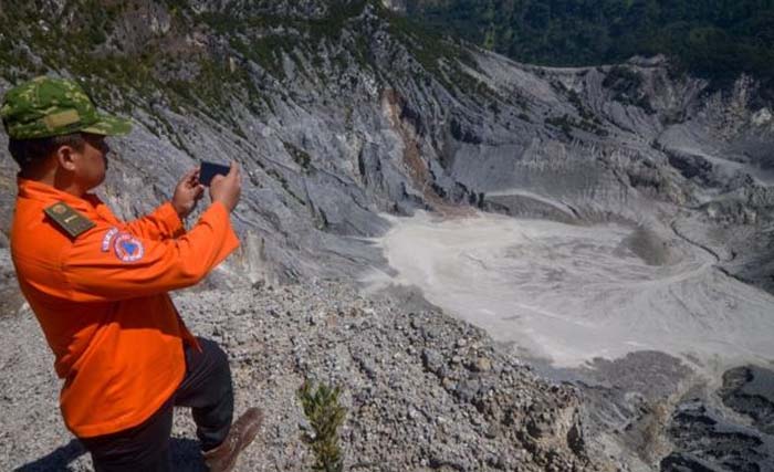 Asap tipis masih keluar dari Kawah Ratu di Gunung Tangkuban Parahu, Jawa Barat. (Foto:Antara)