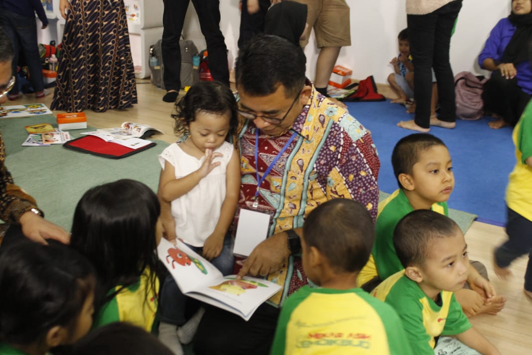 Dirjen Paud Dikmas Harris Iskandar bersama siswa Paud dalam kampanye gerakan membaca buku. (Foto: Asmanu/ngopibareng.id)