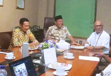 Bupati Lamongan Fadeli ditemani Sekda Yuhronur Efendi, menerima paparan dari Tim BPCB Jatim. (Foto:Nasih/ngopibareng.id)