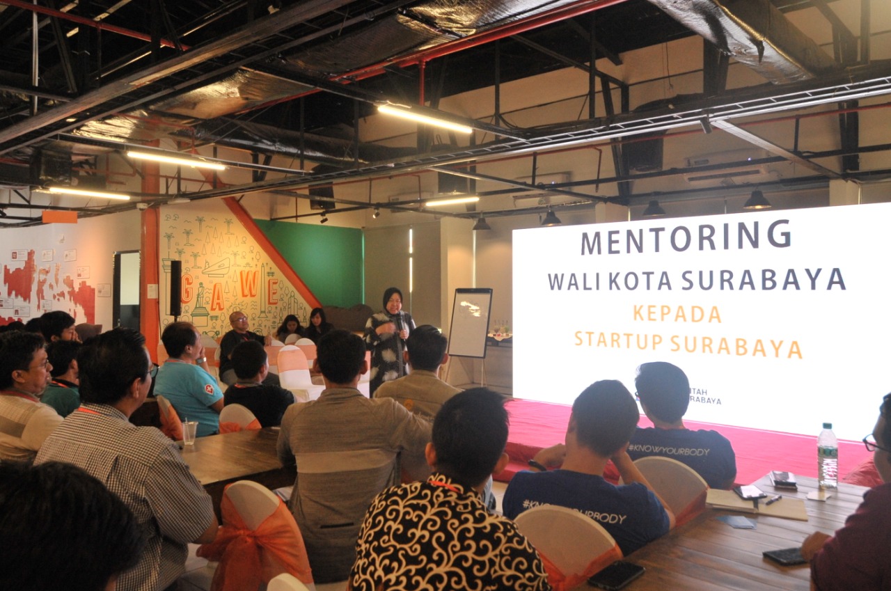 Risma saat memberi mentoring kepada pelaku usaha start-up. (foto: Alief/ngopibareng.id)
