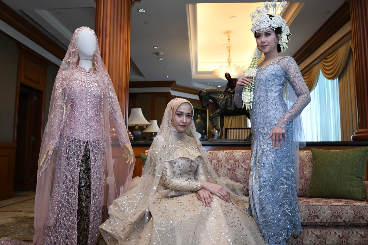 Tiga busa karya Catherine Wong, yakni kebaya Jawa modern, gaun pengantin muslimah, dan Kebaya Sunda modern (Foto: Istimewa)