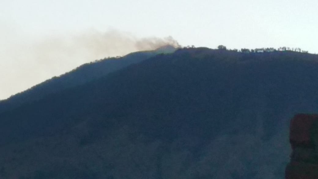 Kabut asap di Gunung Arjuno ketika terjadi kebakaran (dok: foto istimewa)