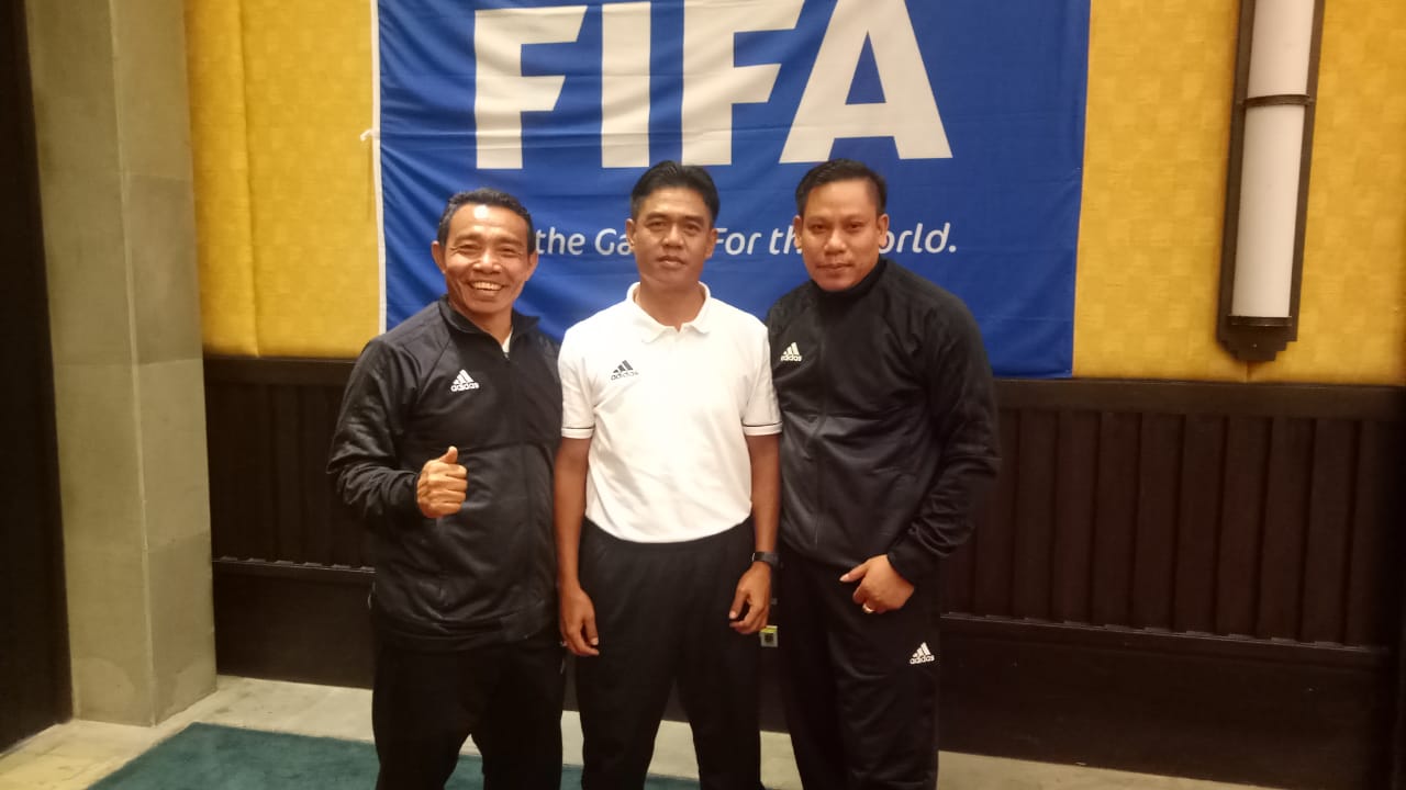 Dua instruktur wasit asal Jatim, Achmad Romadhon (tengah) dan Agus Hariyono (kanan) saat mengikuti kursus instruktur wasit FIFA Futuro III di Thailand pada Oktober 2018 silam. (Foto: Dok. Agus Hariyono)