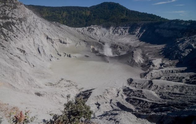 Lansekap Kawah Ratu pascaerupsi Gunung Tangkuban Parahu, di Kabupaten Subang, Jawa Barat, Minggu, 28 Juli 2019. (Foto: Ant)