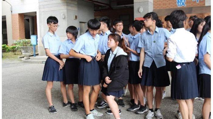 Siswa laki-laki di SMA Banqiao diperbolehkan menggunakan rok di sekolah. (Foto: Say.com)