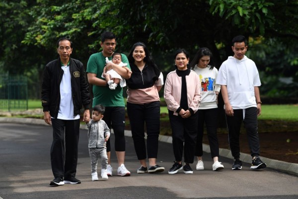 Bobby Nasution (kedua kiri) bersama istri, Kahiyang Ayu, dan keluarga mertuanya, Joko Widodo (Jokowi). (Foto: Dok. Keluarga Presiden Jokowi)