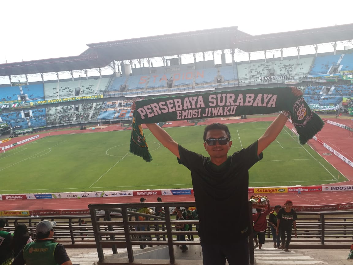 Ketua IPNU Surabaya,  Abul A'la Al - Maududi ketika menyaksikan Persebaya bertanding di Gelora Bung Tomo