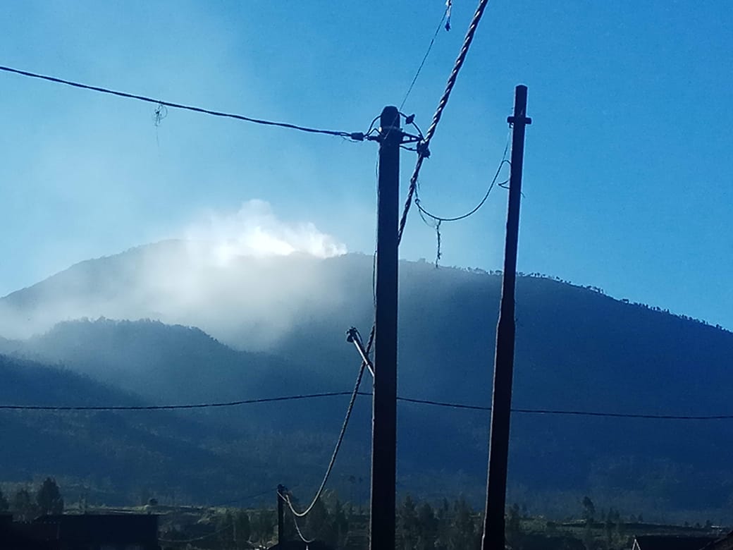 Kabut asap saat terjadi kebakaran di Taman hutan Raya Gunung Arjuno, Kecamatan Bumiaji, Kota Batu, Minggu 28 Juli 2019, kemarin (Foto: Dok. Istimewa)