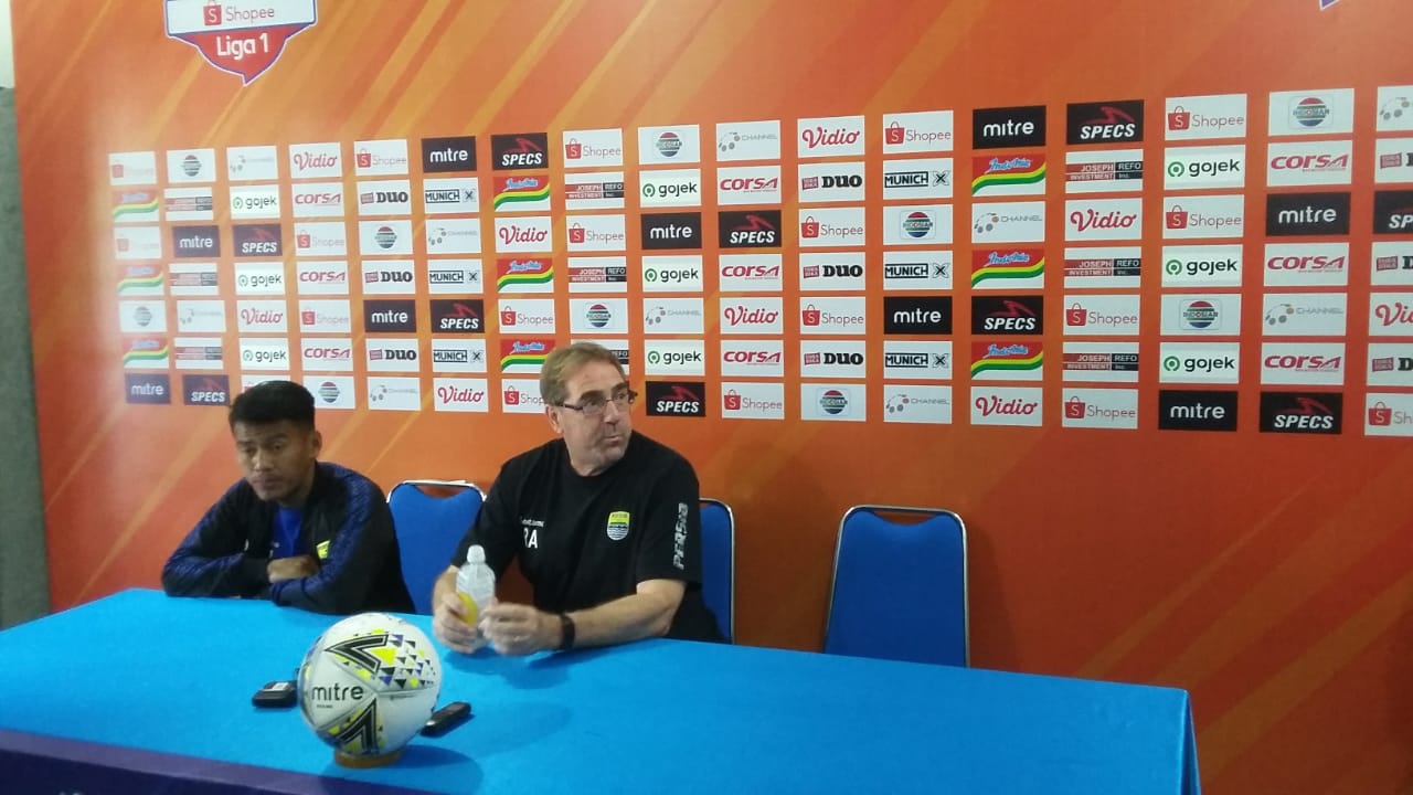 Gelandang Persib Bandung, Ghozali Siregar (kiri) dan Pelatih Persib Bandung, Rober Albert (kanan) saat memberikan konferensi pers di Kantor Arema FC (Theo/ngopibareng.id)