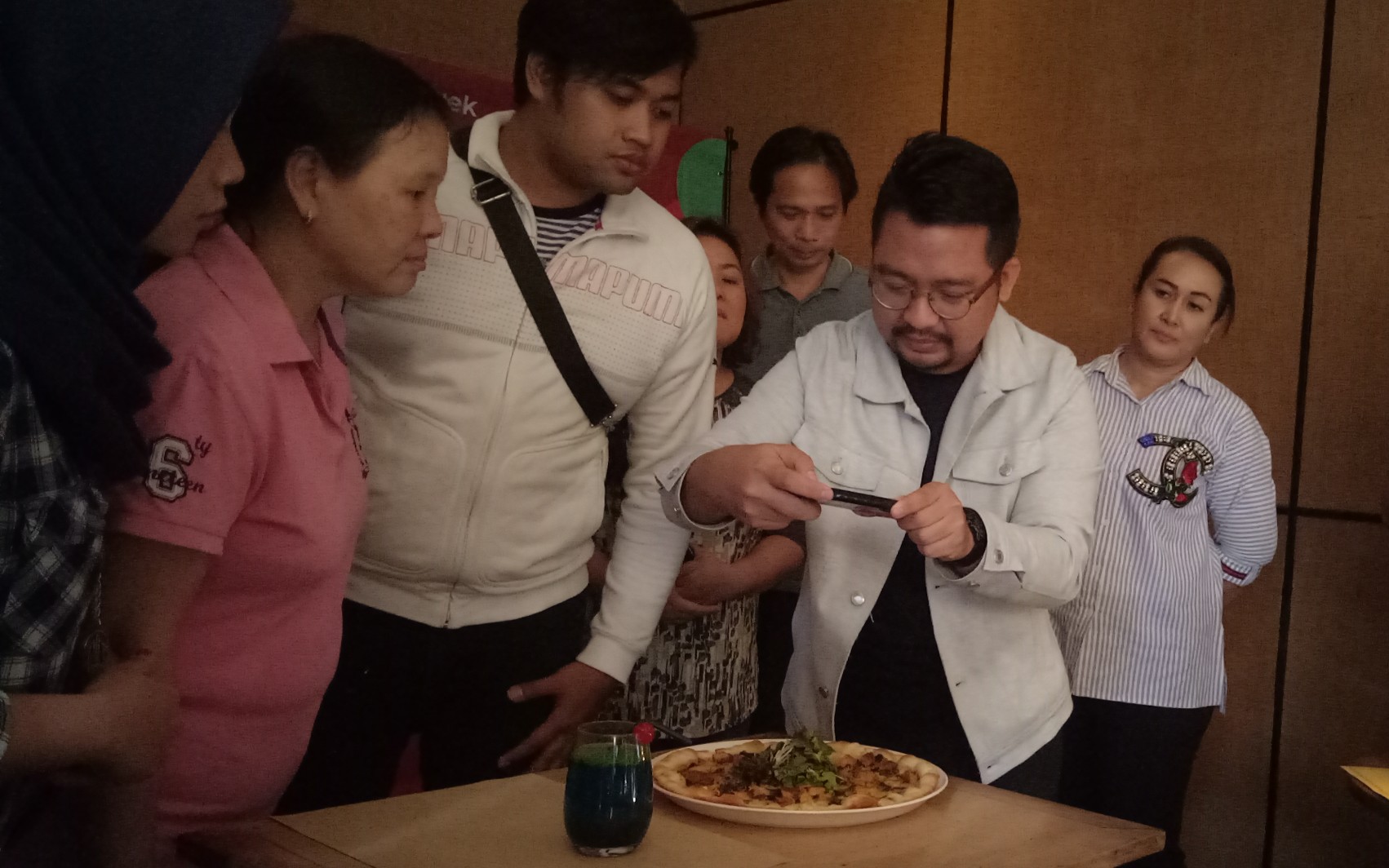 Syafrizal Moe saat pengajari para pengusaha untuk memotret makanan agar terlihat menarik di media sosial. (Foto: Pita/ngopibareng.id)