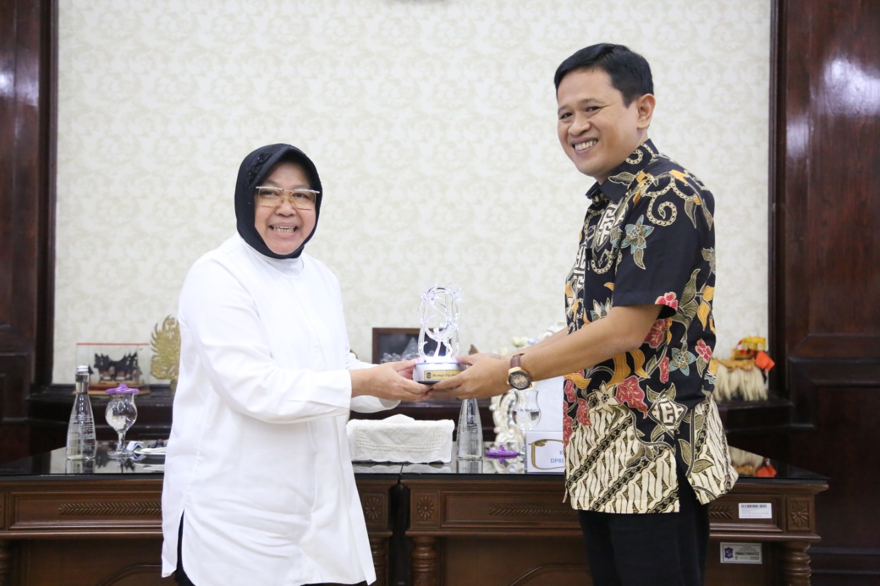 Risma saat bertemu dengan DPRD DKI Jakarta. (foto: Alief/ngopibareng.id)