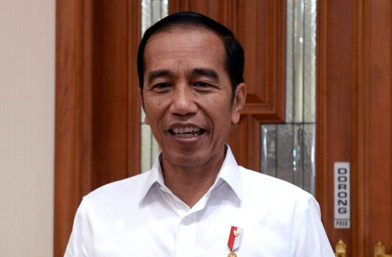 Presiden Jokowi memberikan keterangan kepada media terkait penandatanganan Keppres Amnesti terhadap Baiq Nuril. (Foto: BPMI Setpres)