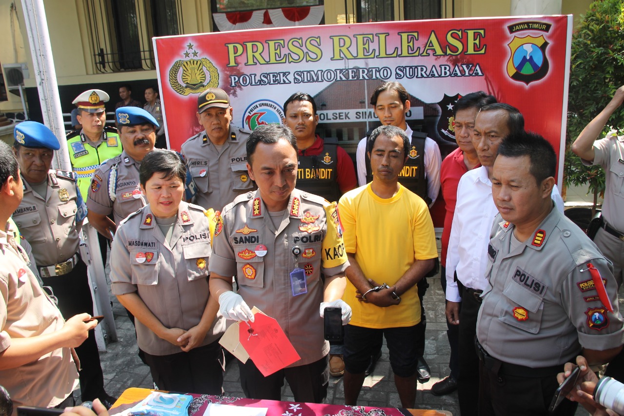 Kapolrestabes Surabaya Sandi Nugroho saat press release di Polsek Simokerto. (Foto: Faiq/ngopibareng.id)